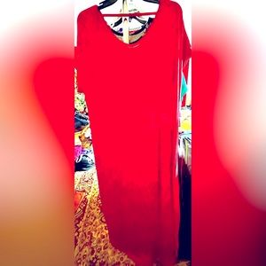 ❄️❄️2 for $20 ❄️❄️This LuLaRoe, long red dress is roomy and stretchy.